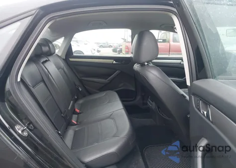 2014 Volkswagen Passat 1.8T Wolfsburg Edition z USA, uszkodzony, nr VIN 1VWAT7A34EC075719